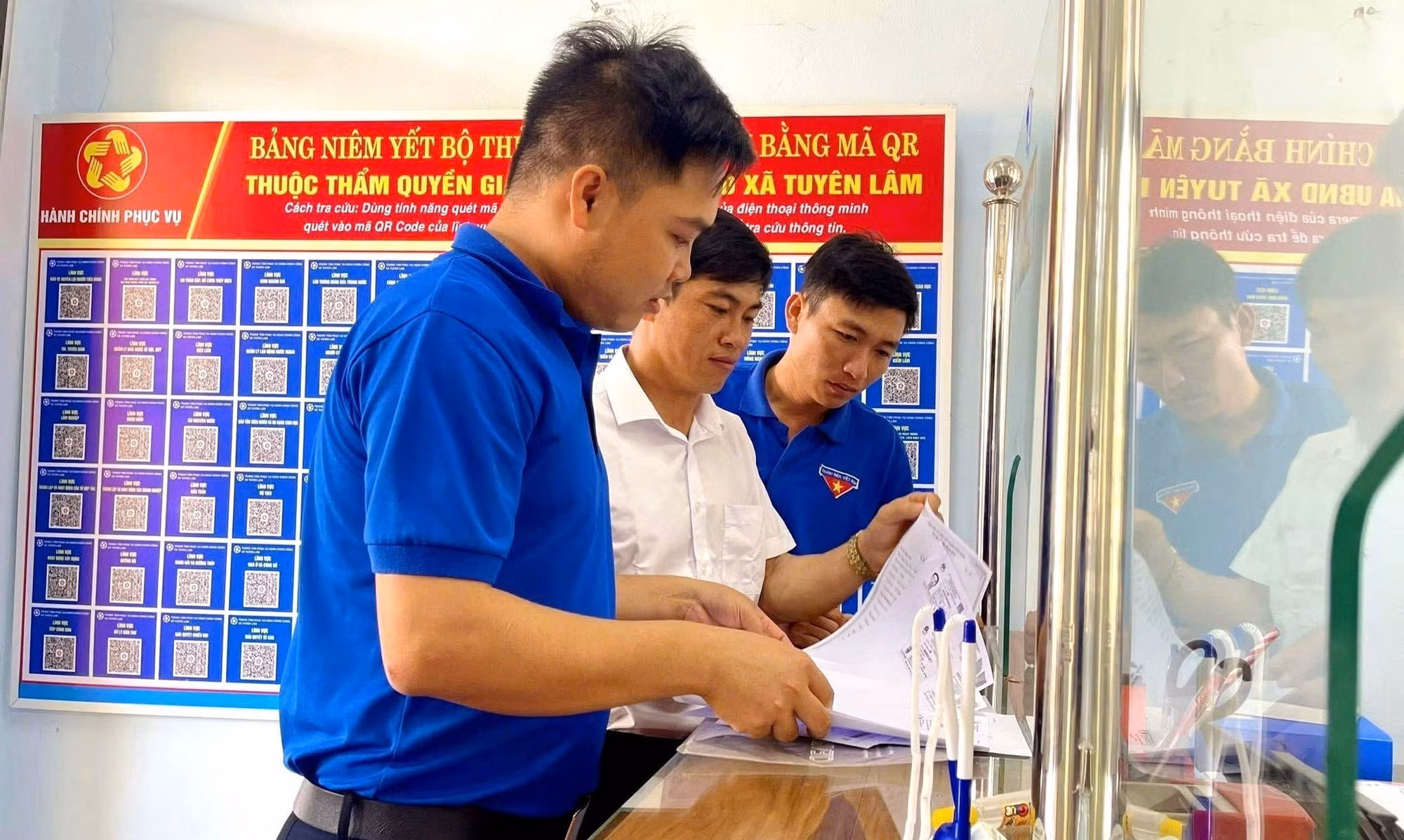 Đoàn xã Tuyên Lâm (tỉnh Quảng Trị) tổ chức các đội hình tình nguyện hỗ trợ người dân thực hiện dịch vụ công trực tuyến tại Trung tâm Phục vụ hành chính công của xã.