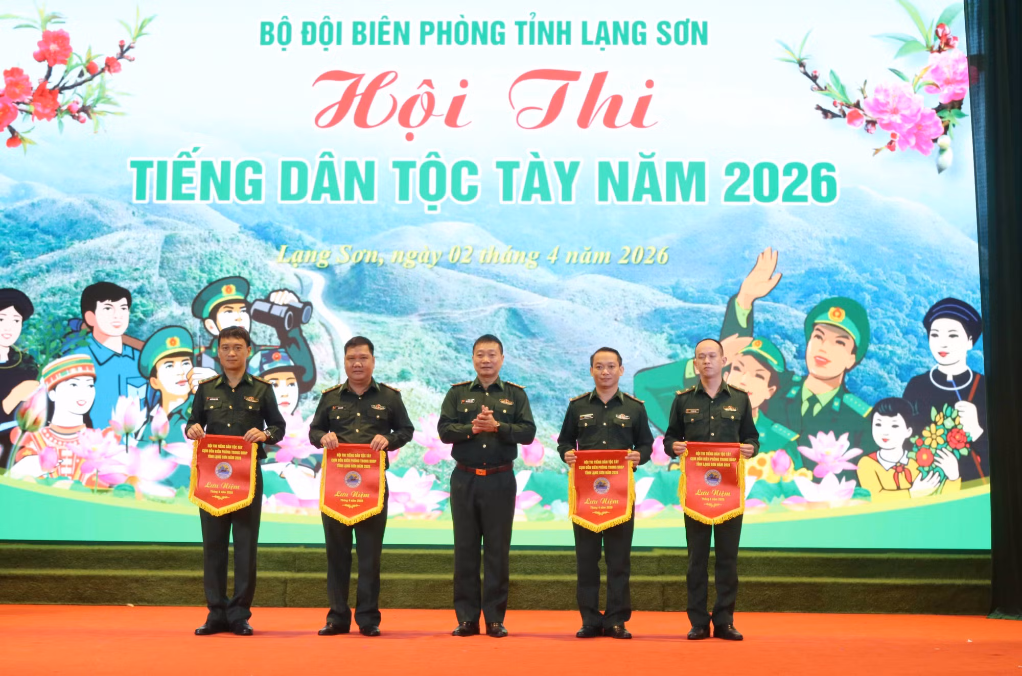 Ban tổ chức trao cờ lưu niệm cho đại diện các cụm thi.