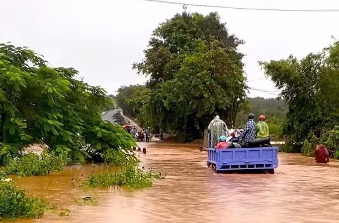 Một tuyến đường trên địa bàn xã Ia Krái, tỉnh Gia Lai, bị ngập cục bộ. Ảnh: Hoài Nam/TTXVN