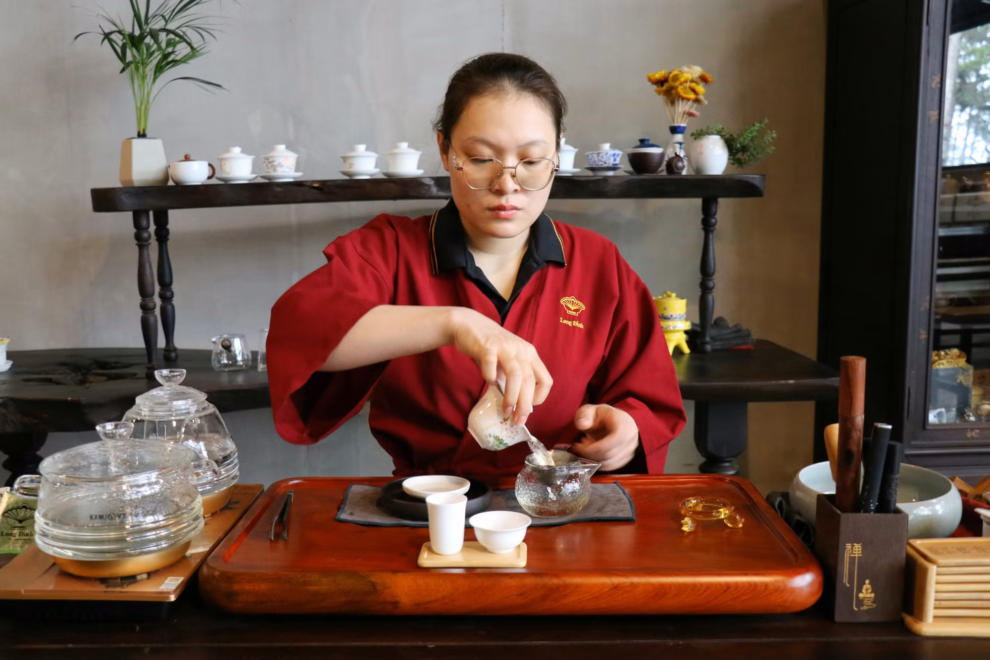 Trình diễn nghệ thuật pha trà tại Bảo tàng Trà Long Đỉnh (phường Xuân Trường - Đà Lạt, tỉnh Lâm Đồng).