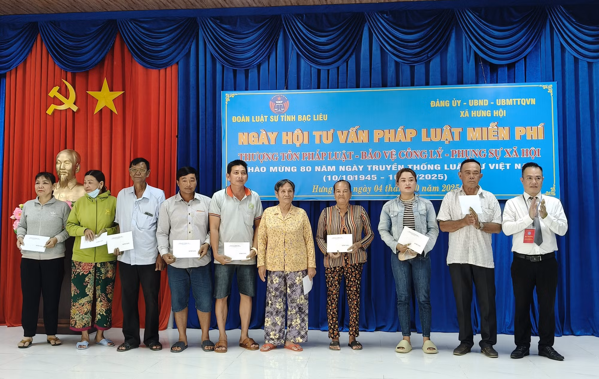 Đoàn Luật sư tỉnh Bạc Liêu (cũ) trao tặng 50 suất quà cho các hộ gia đình chính sách, hộ dân có hoàn cảnh khó khăn trên địa bàn xã Hưng Hội.