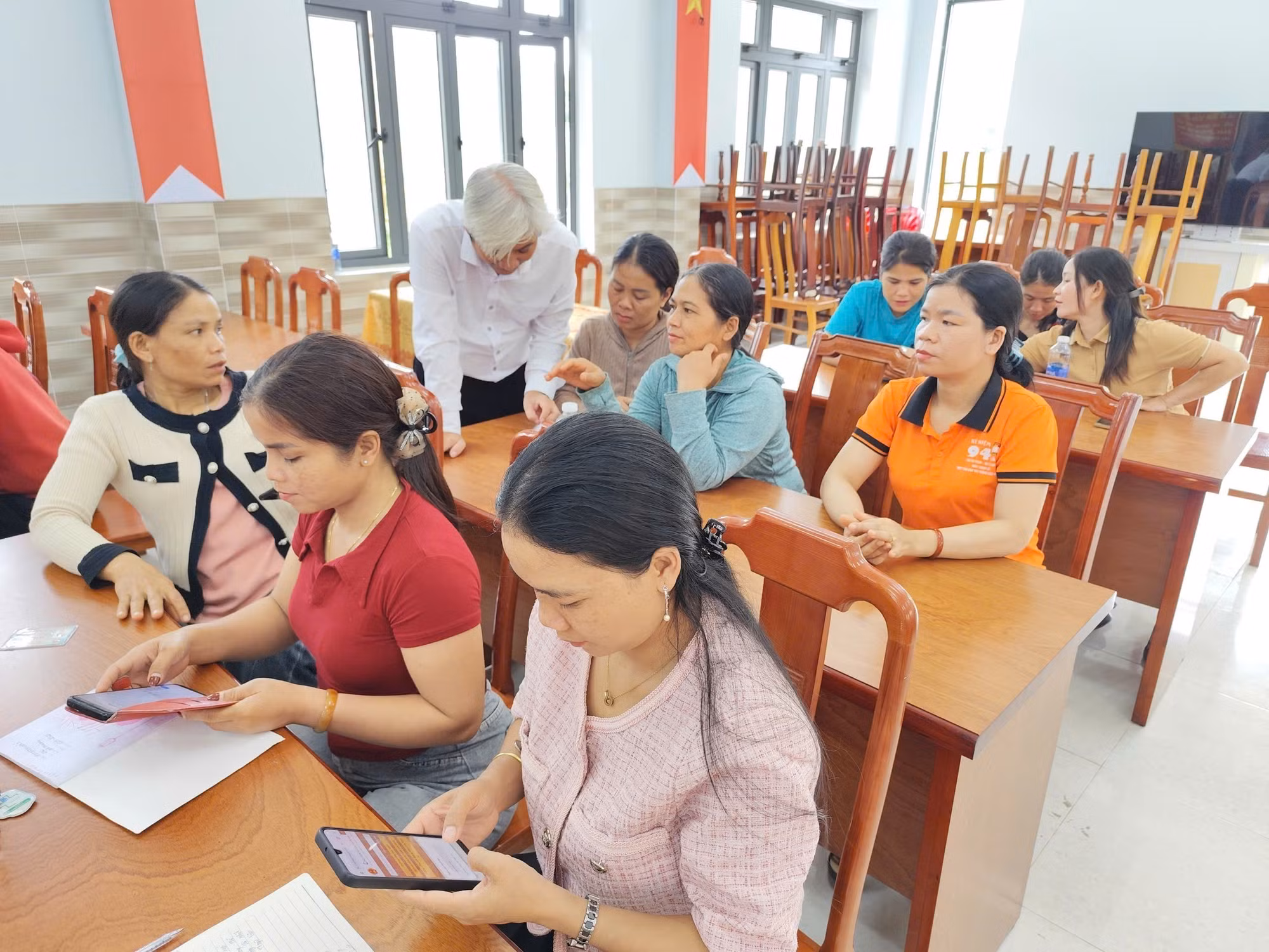 Người dân xã La Dêê (thành phố Đà Nẵng) được "cầm tay chỉ việc" về sử dụng AI.