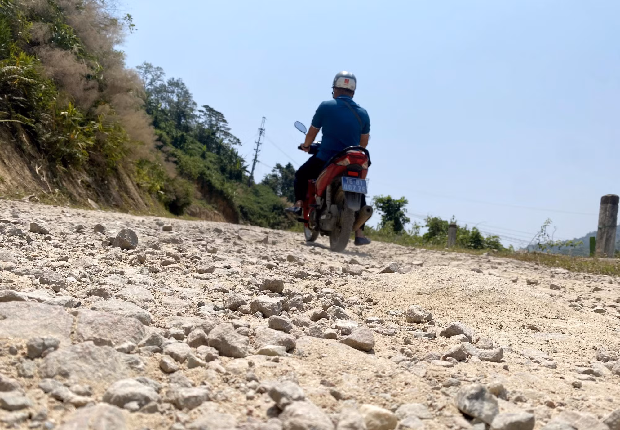 Khoảng hơn 4km còn lại trên tuyến đang xuống cấp, mặt đường bong tróc, lởm chởm đá.