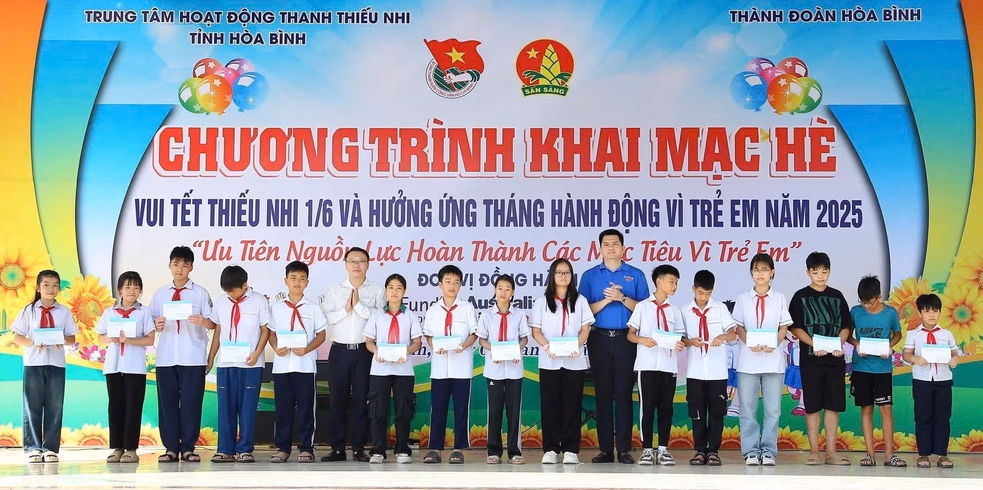 Ban tổ chức Chương trình và lãnh đạo UBND thành phố Hòa Bình tặng quà cho thiếu nhi có hoàn cảnh khó khăn vươn lên trong học tập.