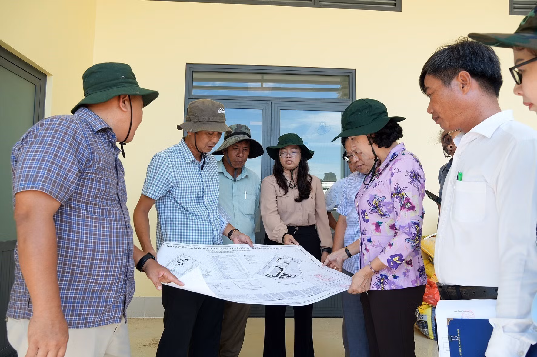 Phó Chủ tịch UBND tỉnh An Giang Nguyễn Thị Minh Thúy (thứ hai, từ phải qua) kiểm tra tiến độ thi công Trường Bán trú, Nội trú liên cấp Tiểu học - Trung học cơ sở Giang Thành, xã Giang Thành.