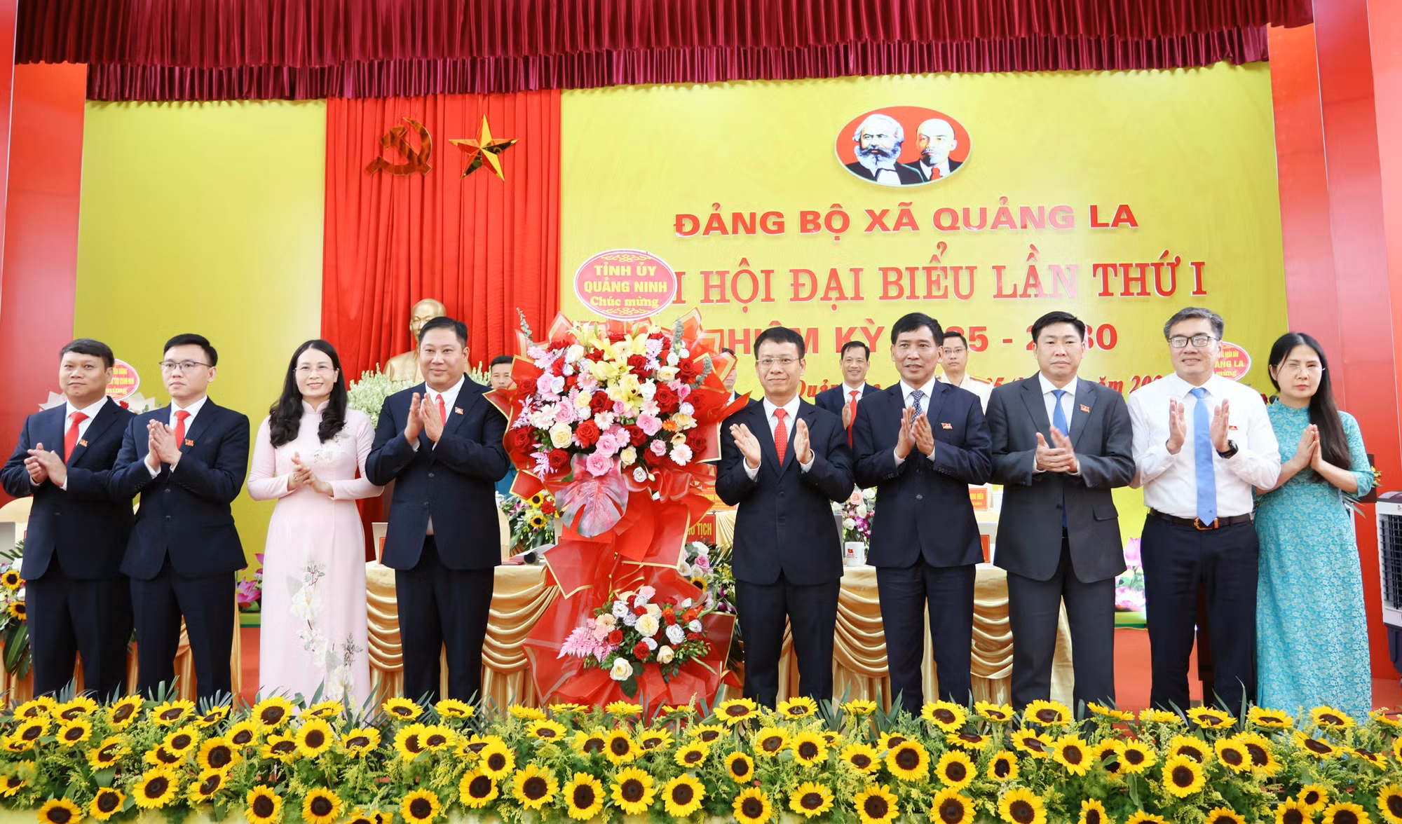 Lãnh đạo Tỉnh ủy Quảng Ninh tặng hoa chúc mừng Đại hội.