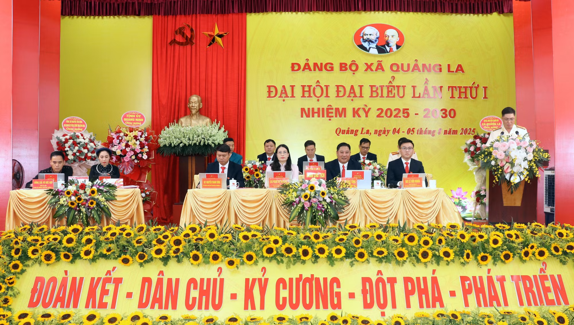 Đoàn Chủ tịch Đại hội.