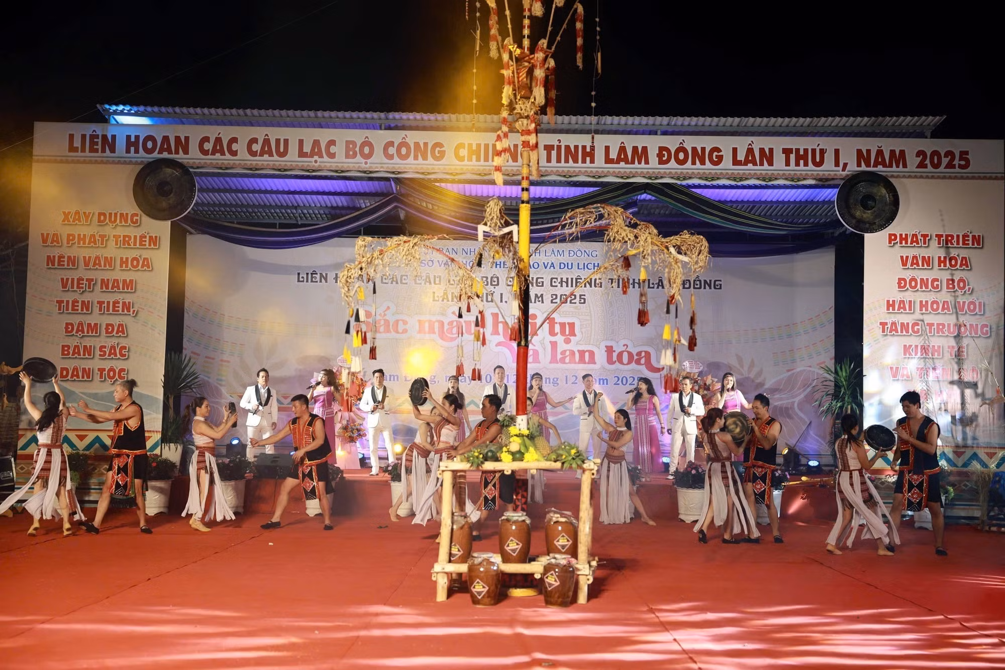 Tiết mục diễn tấu cồng chiêng trong đêm khai mạc liên hoan. Nghệ nhân xã Bắc Bình, tỉnh Lâm Đồng.
