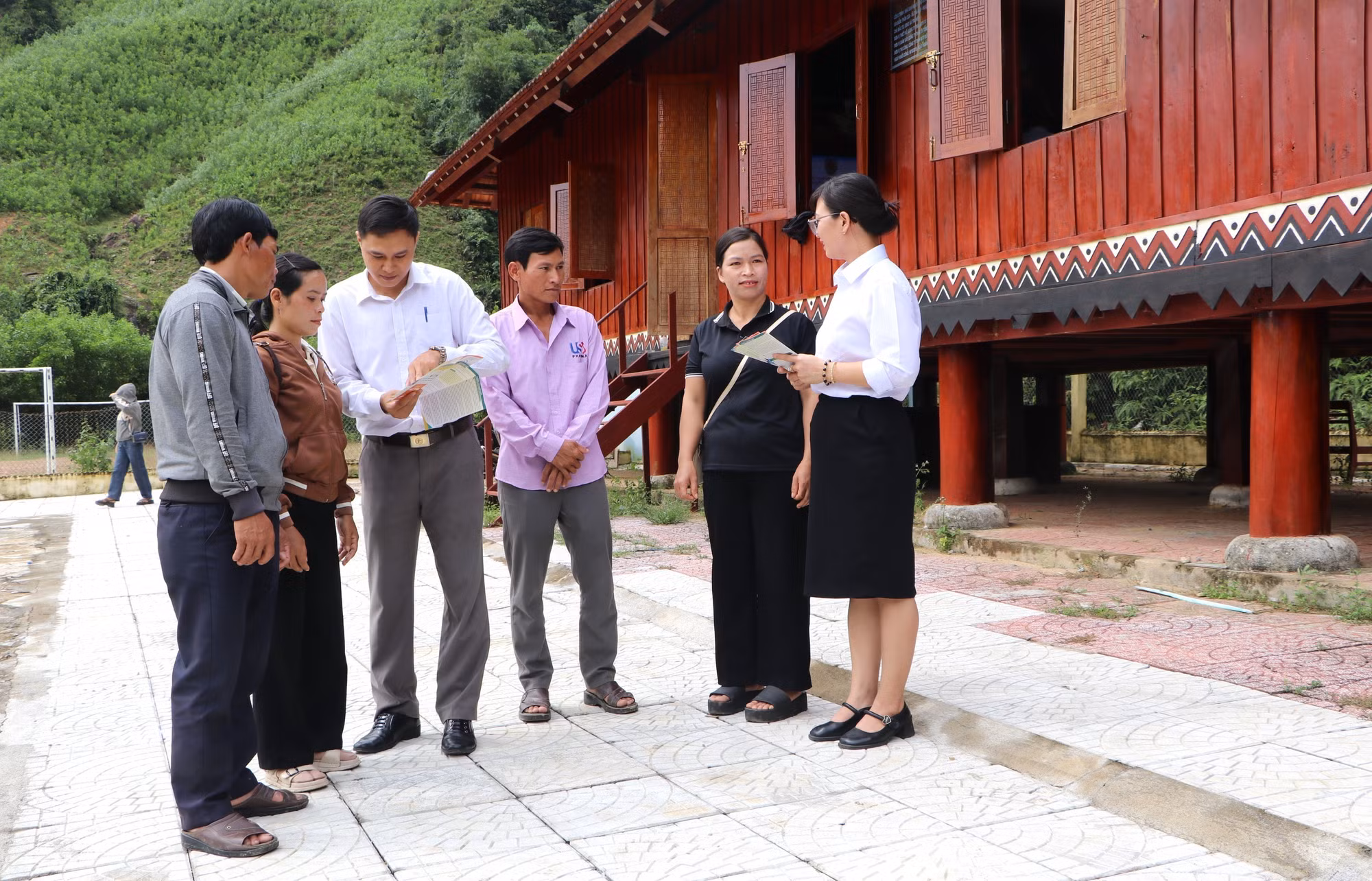 Cán bộ Trung tâm Trợ giúp pháp lý Nhà nước số 1 tỉnh Quảng Ngãi (thuộc Sở Tư pháp tỉnh) tuyên truyền, tư vấn kiến thức trợ giúp pháp lý cho người dân vùng đồng bào dân tộc thiểu số.