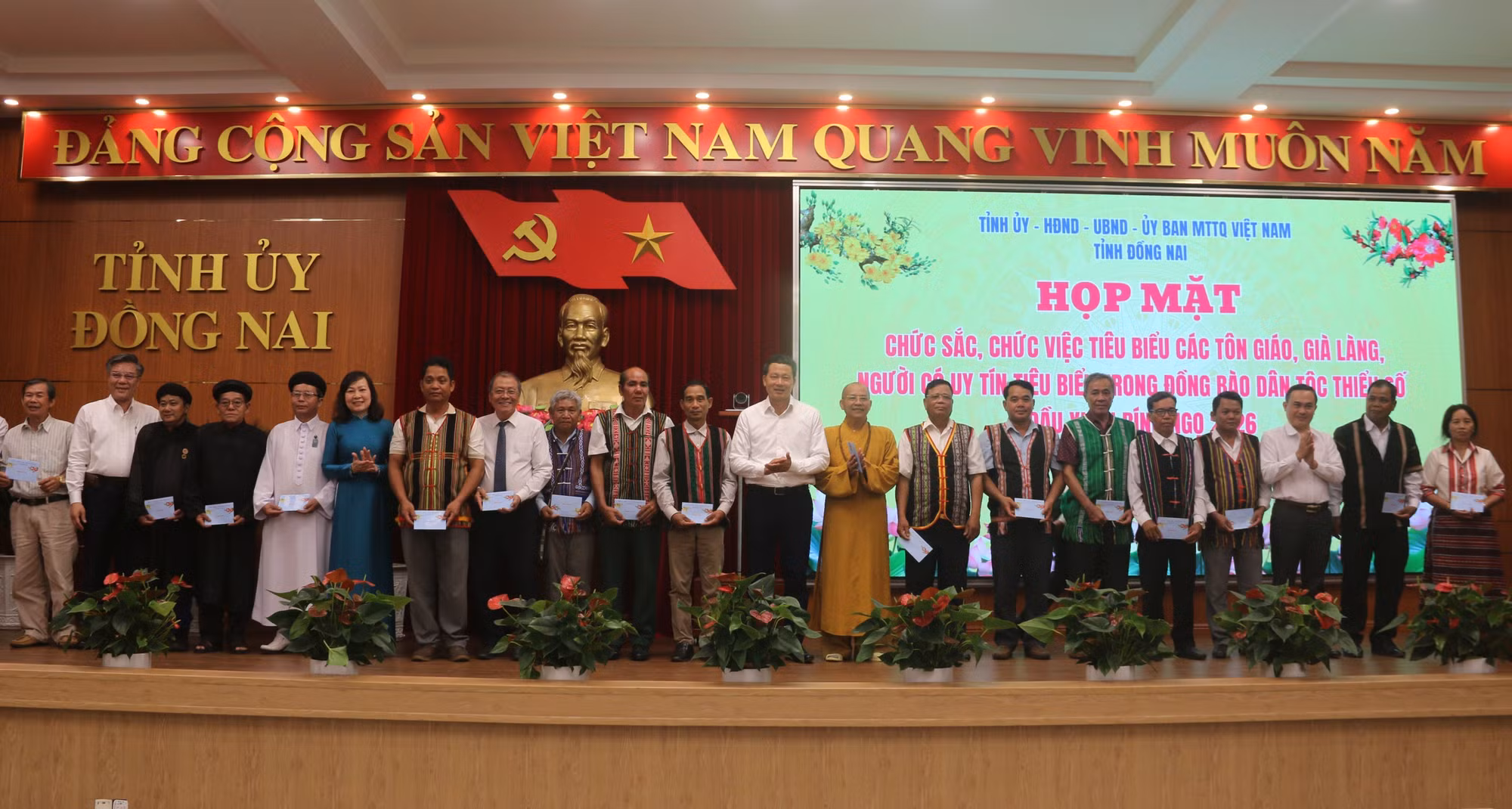 Lãnh đạo tỉnh Đồng Nai tặng quà cho hơn 150 chức sắc các tôn giáo già làng, người có uy tín tiêu biểu trong đồng bào dân tộc thiểu số trên địa bàn tỉnh.
