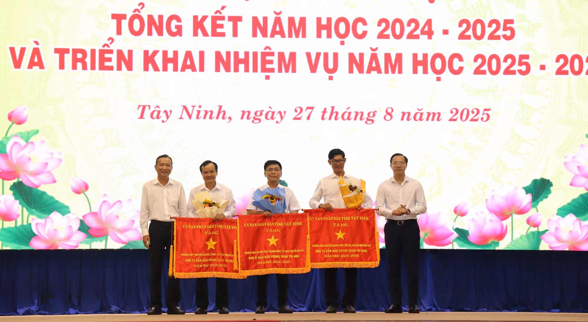 Lãnh đạo tỉnh Tây Ninh trao cờ thi đua cho 3 đơn vị có thành tích xuất sắc năm học 2024 - 2025, trong đó trường THPT Nguyễn Trung Trực – Bến Lức.