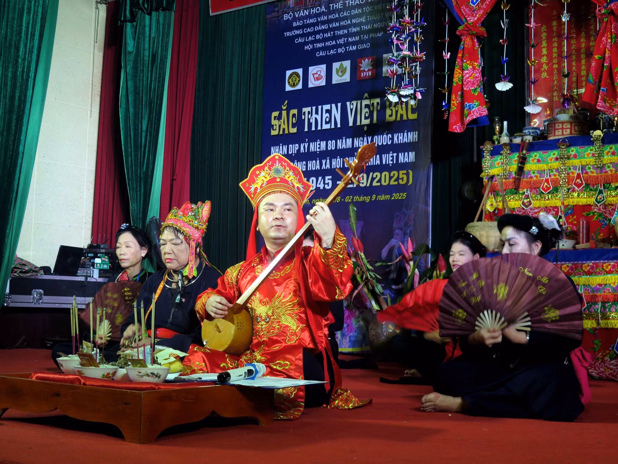 Nghệ nhân Ma Đình Ngọc, thành viên Câu lạc bộ hát then tỉnh Thái Nguyên trình diễn nghi lễ “Loan én ngộ căn” then nghi lễ dân tộc Tày tỉnh Thái Nguyên.