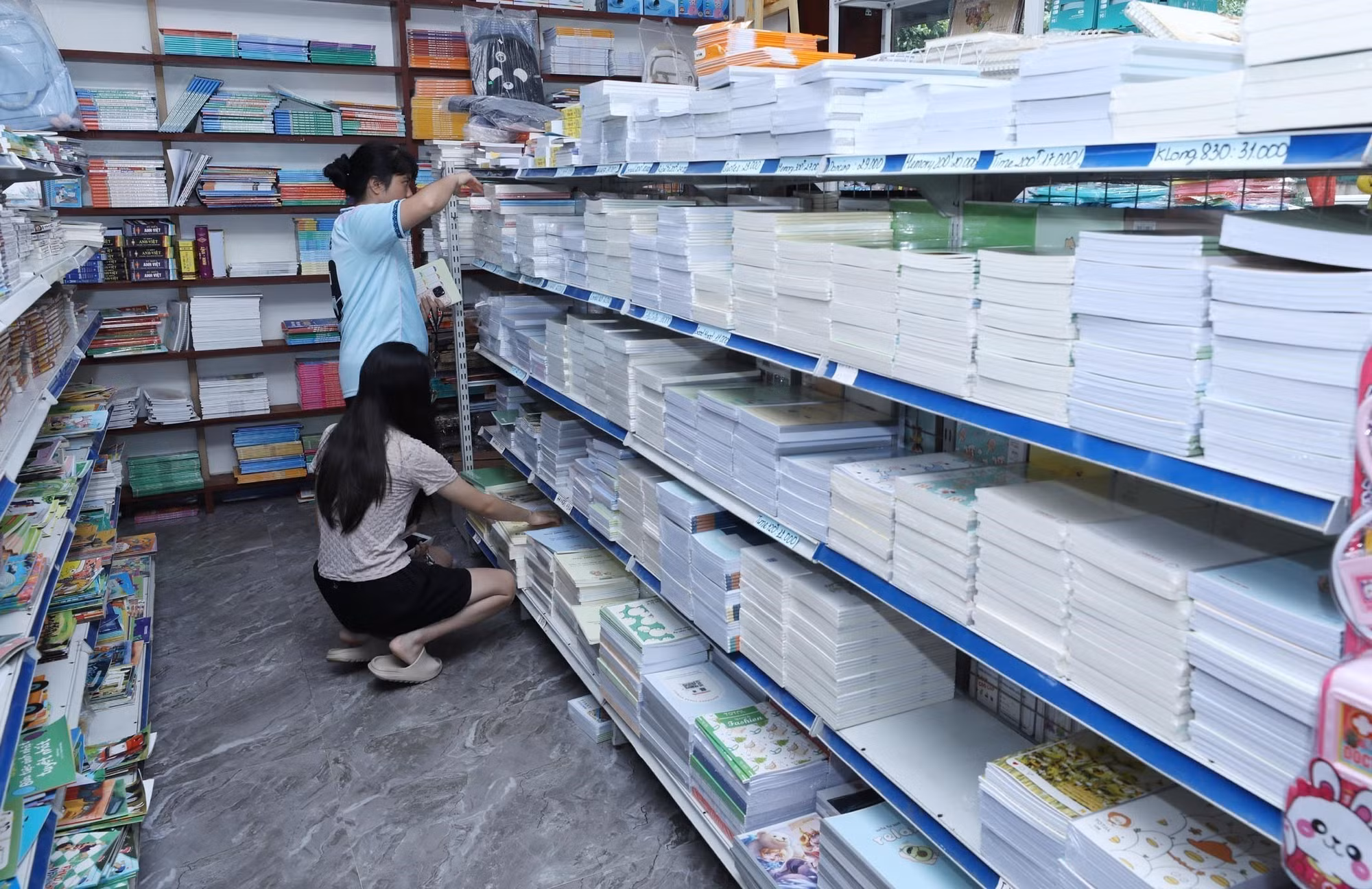 Phụ huynh và học sinh mua sách và đồ dùng học tập tại Nhà sách Oanh Bình, phường Tam Thanh, tỉnh Lạng Sơn.