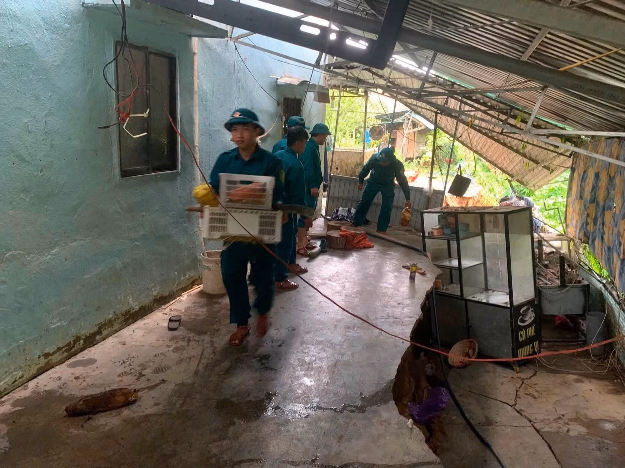 Lực lượng chức năng xã Cát Tiên (Lâm Đồng) hỗ trợ người dân di dời tài sản và bố trí nơi ở tạm để bảo đảm an toàn trước nguy cơ sạt lở. Ảnh: TTXVN phát