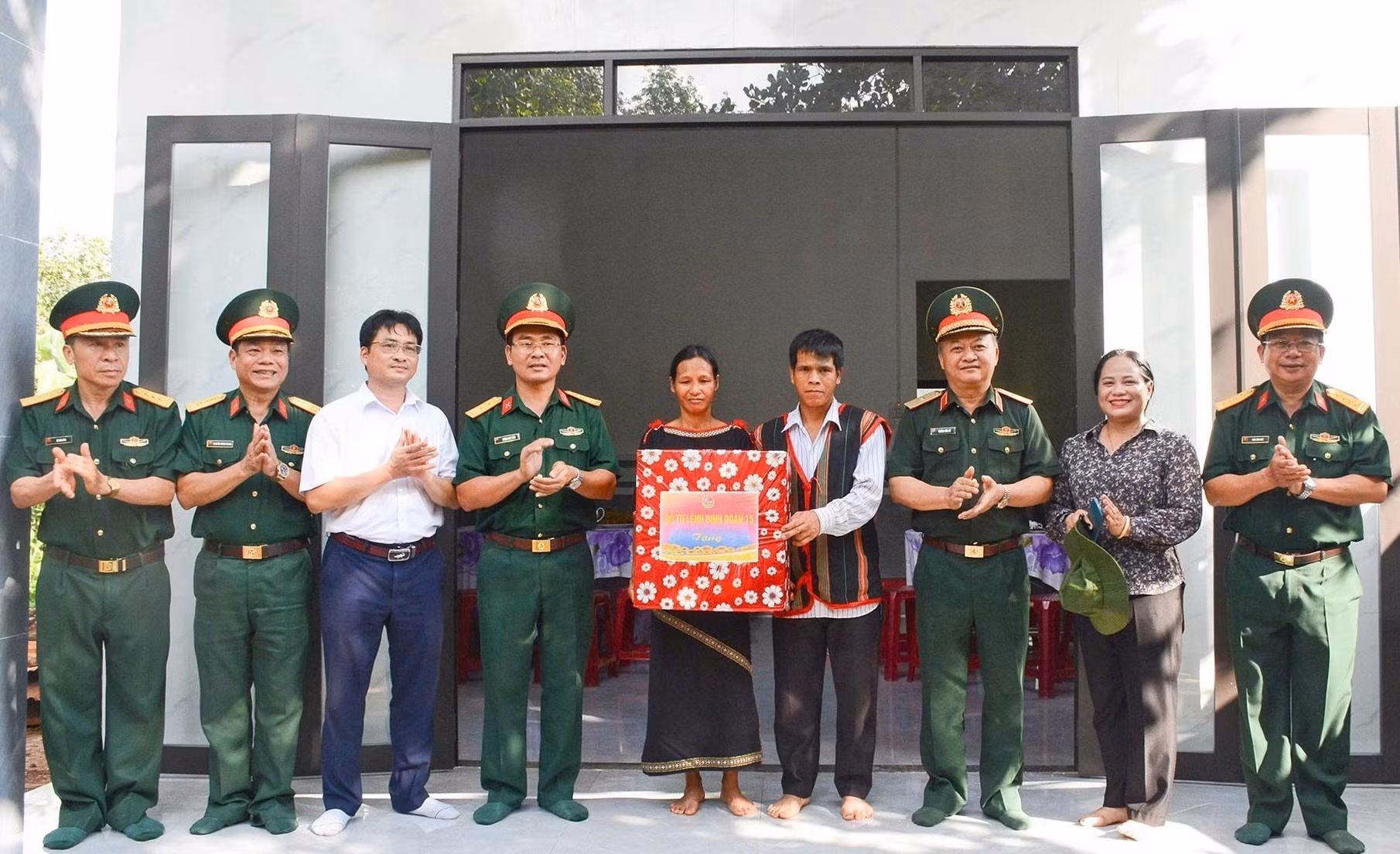 Lãnh đạo Binh đoàn 15 tặng quà cho gia đình khó khăn được hỗ trợ trong chương trình xóa nhà tạm, dột nát tại khu vực biên giới Gia Lai.