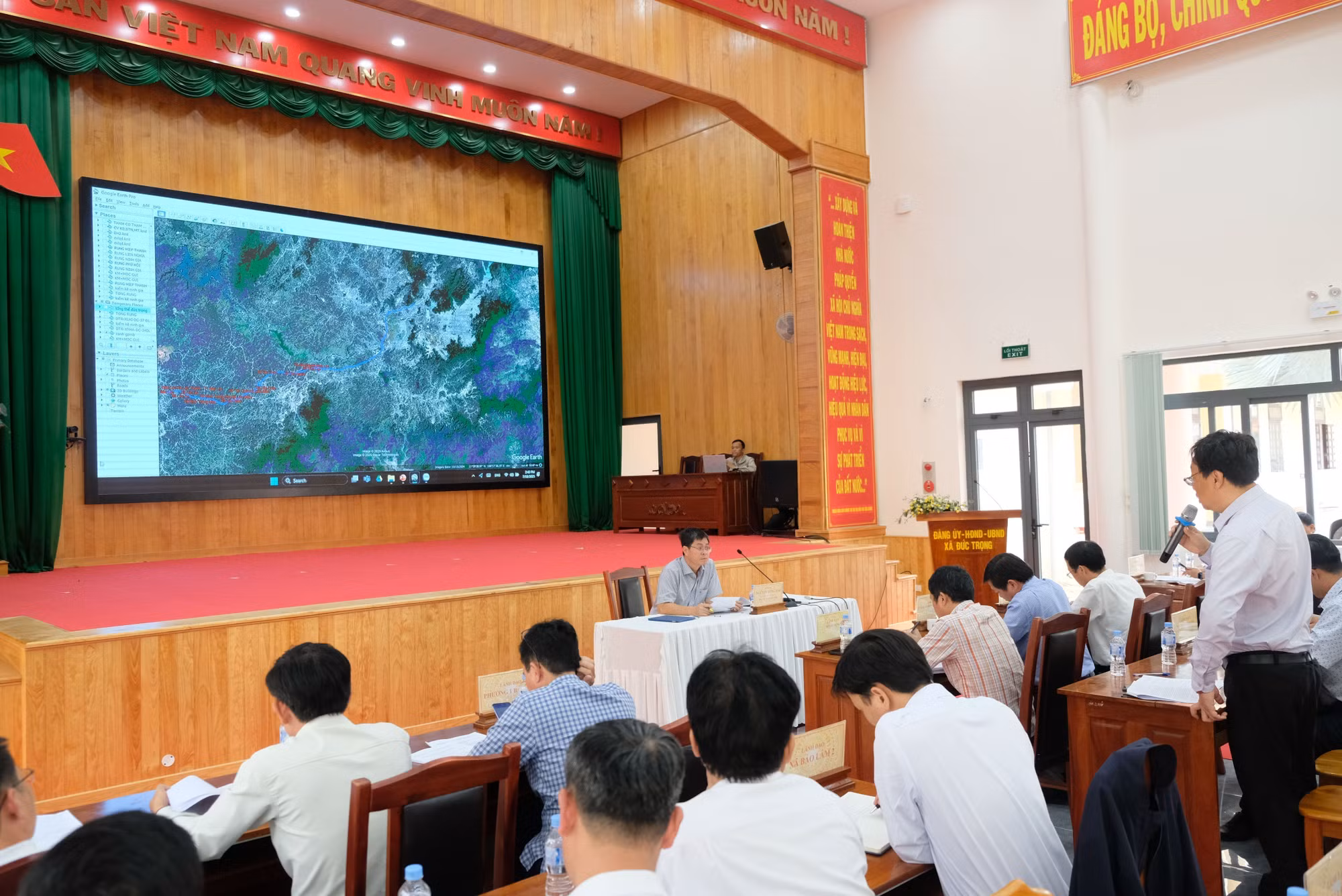 Đại diện các sở, ngành, địa phương báo cáo công tác giải phóng mặt bằng phục vụ dự án cao tốc Bảo Lộc - Liên Khương tại buổi làm việc.
