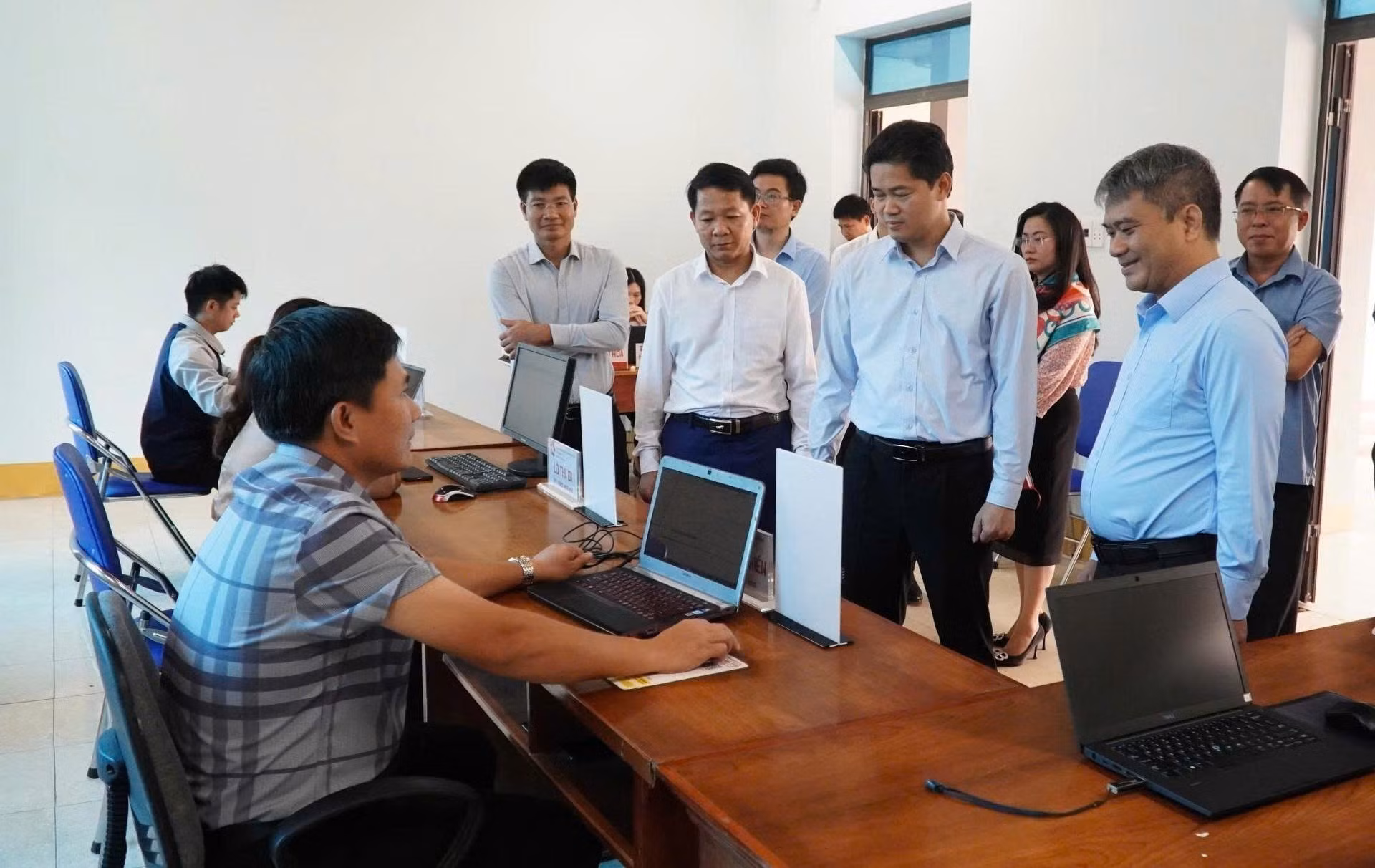 Ông Nguyễn Thanh Tú (ngoài cùng bên phải), Thứ trưởng Bộ Tư pháp, Trưởng đoàn công tác số 2106 của Bộ Chính trị kiểm tra việc vận hành chính quyền địa phương 2 cấp tại xã Khun Há. Ảnh: TTXVN phát