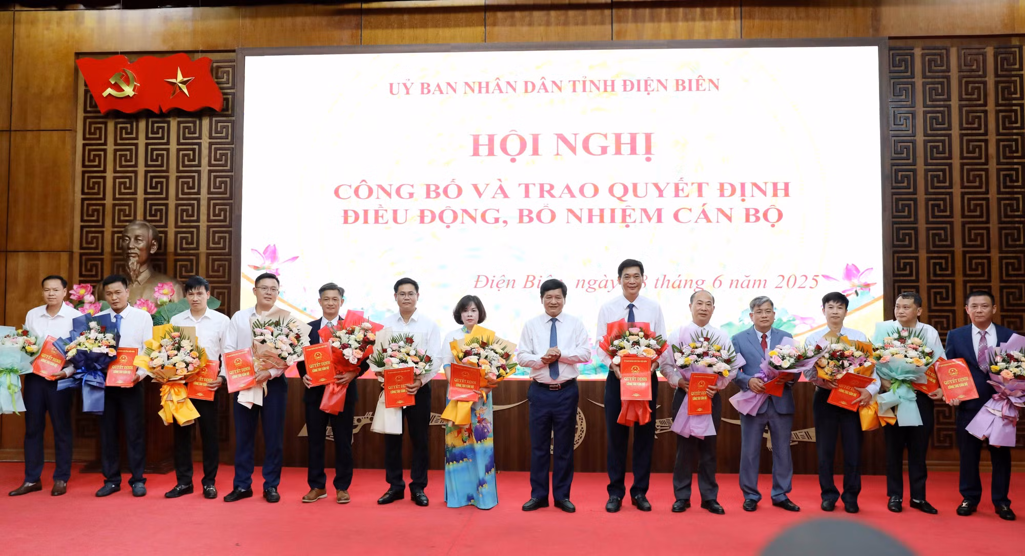 Ông Lê Thành Đô, Chủ tịch UBND tỉnh Điện Biên trao quyết định bổ nhiệm cho 13 nhân sự, kiện toàn bộ máy.