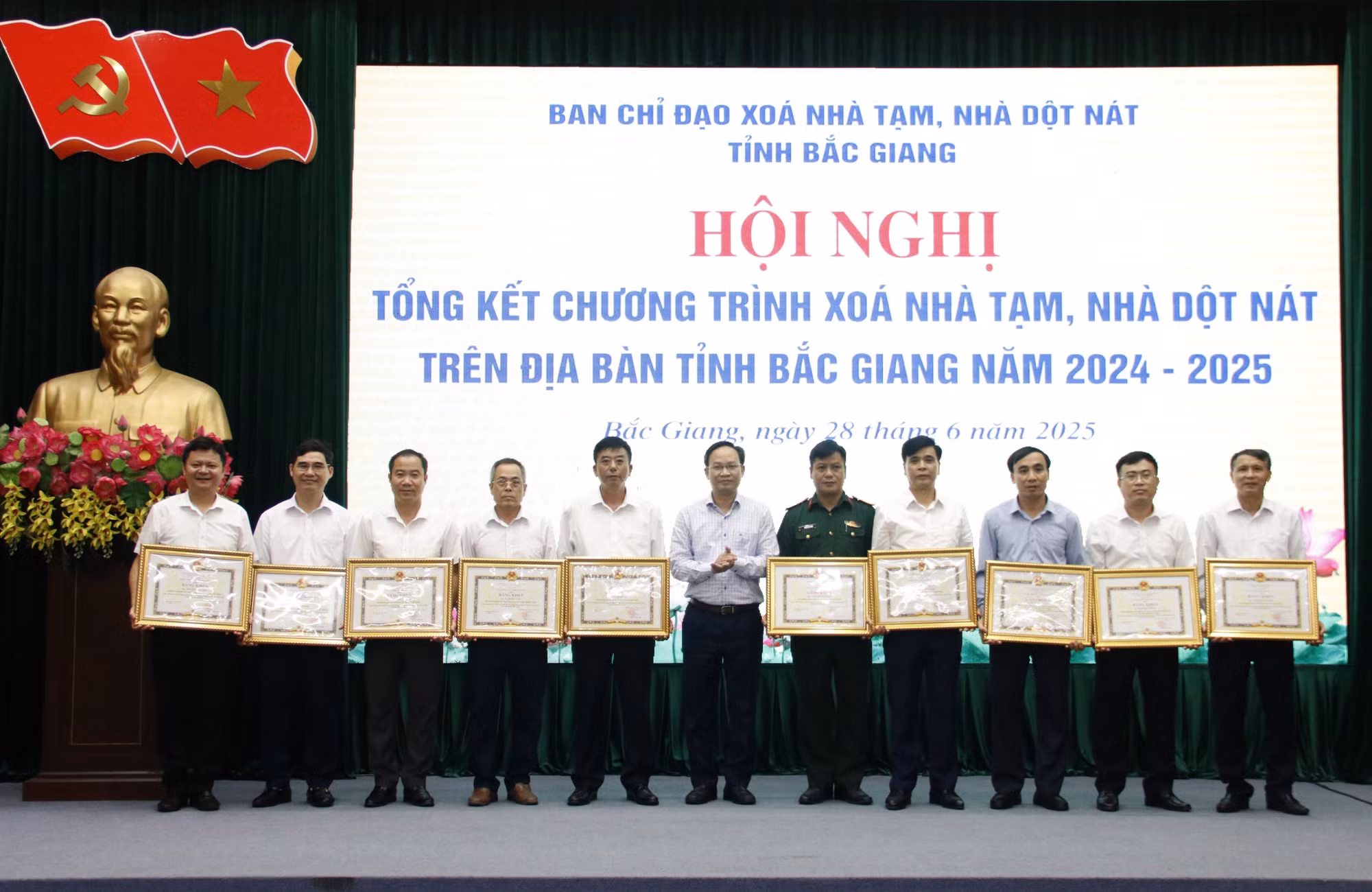 Phó Chủ tịch UBND tỉnh Bắc Giang Phạm Văn Thịnh trao bằng khen cho các cá nhân có thành tích xuất sắc trong Chương trình xóa nhà tạm, nhà dột nát trên địa bàn tỉnh.