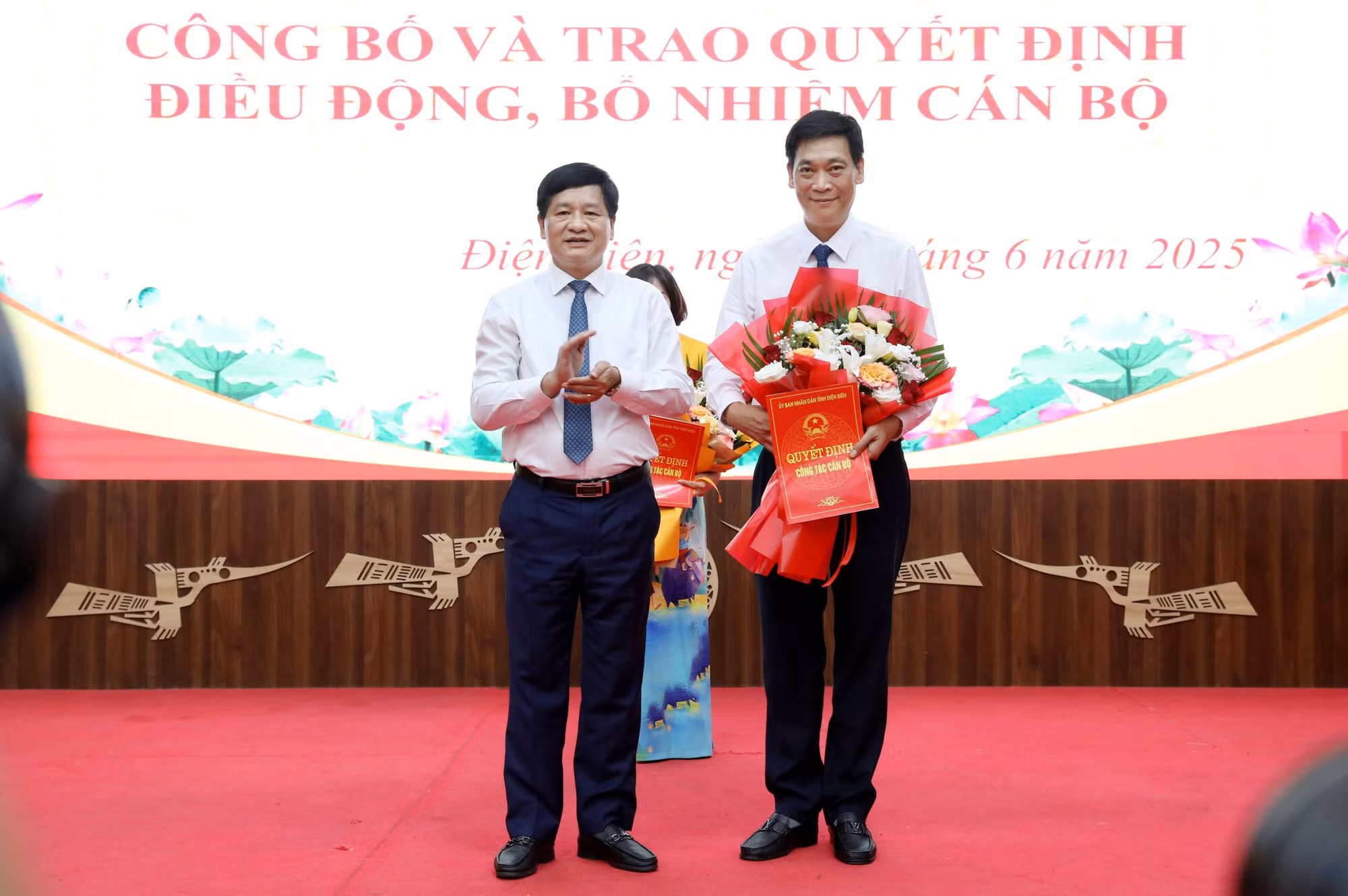 Ông Lê Thành Đô, Chủ tịch UBND tỉnh Điện Biên trao quyết định bổ nhiệm giữ chức Phó Chánh Văn phòng UBND tỉnh cho ông Nguyễn Tiến Cường.