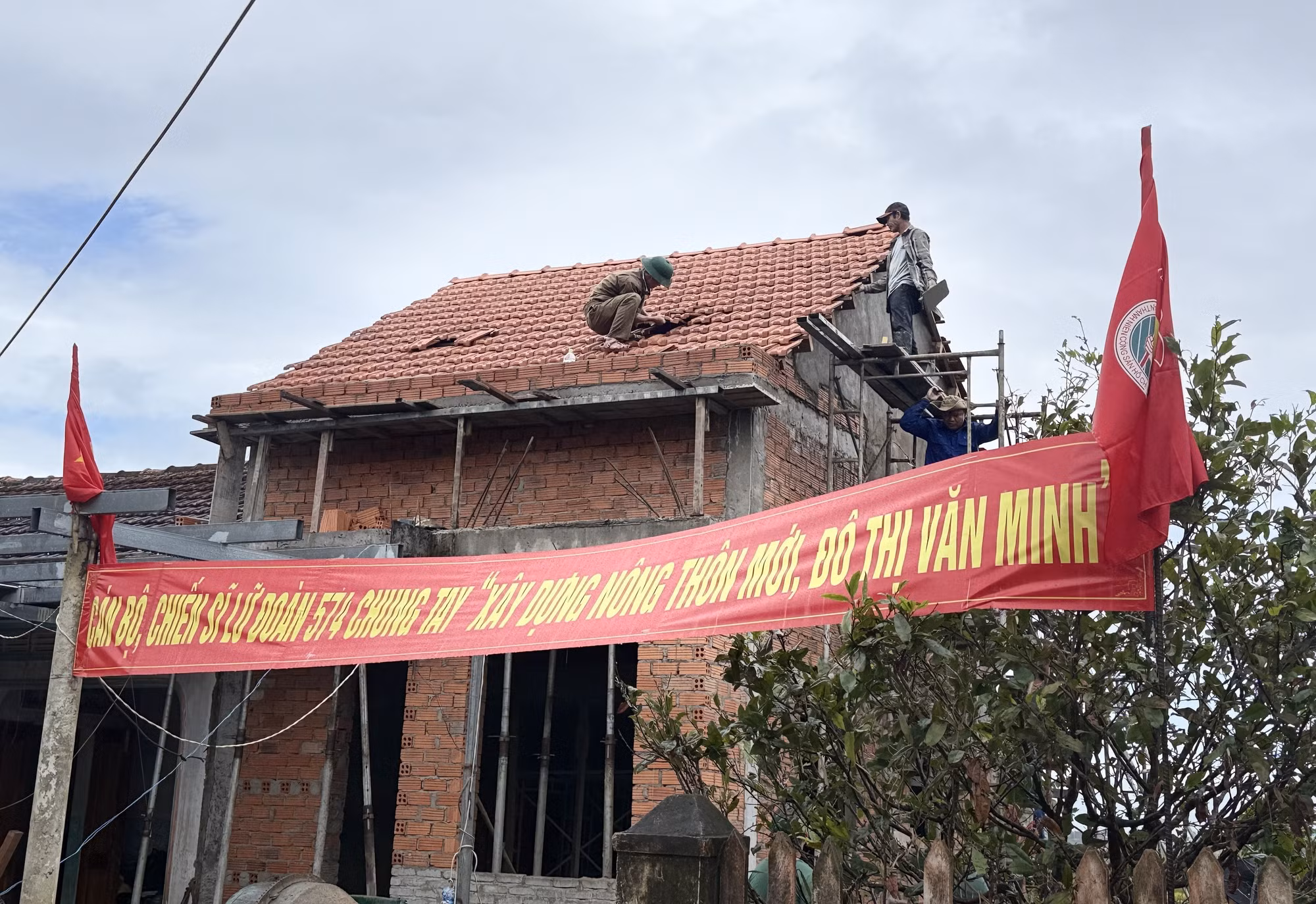 Lữ đoàn Tăng thiết giáp 574, Quân khu 5 hoàn thành phần lợp mái cho một căn nhà của người dân tại thôn Phú Phong, xã Hòa Thịnh, tỉnh Đắk Lắk.