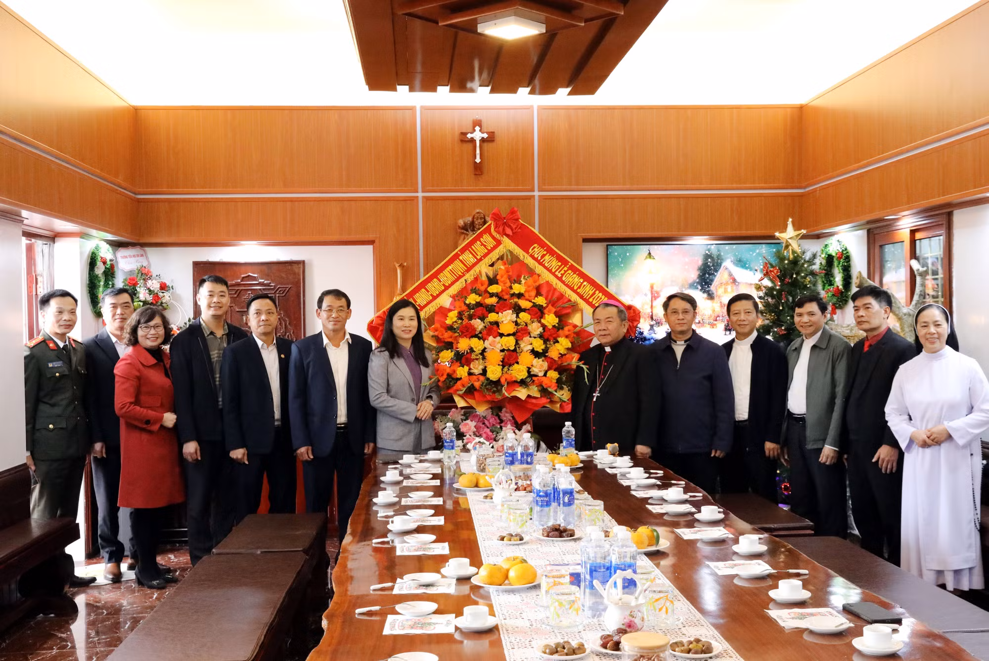 Lãnh đạo tỉnh Lạng Sơn chúc mừng Giám mục Châu Ngọc Tri cùng các linh mục, tu sĩ, chức sắc, chức việc Giáo phận Lạng Sơn - Cao Bằng và Giáo xứ Cửa Nam. Ảnh: Văn Đạt/TTXVN