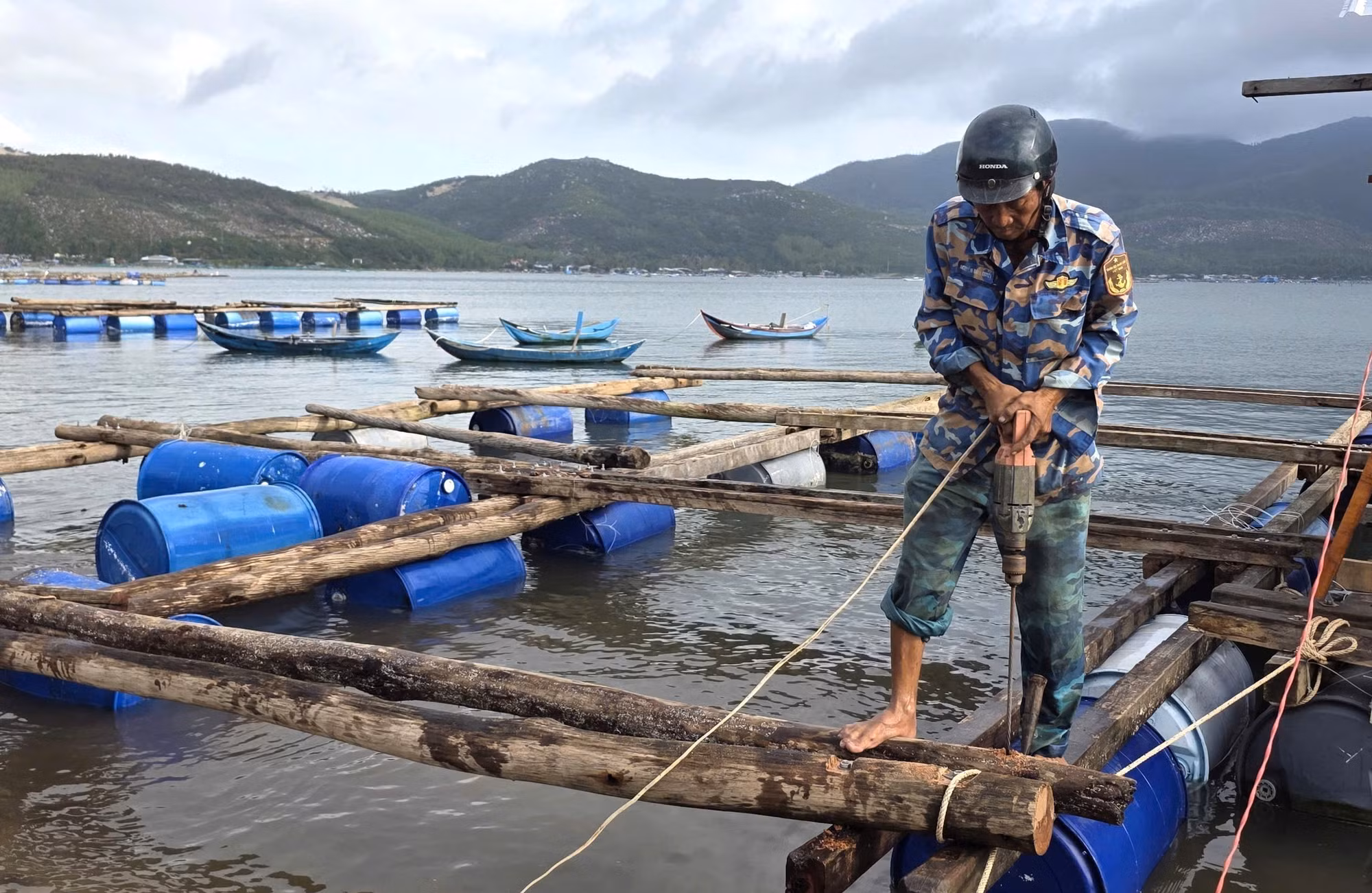 Người dân phường Xuân Đài gia cố bè nuôi trồng thủy sản chắc chắn cho mùa vụ mới.