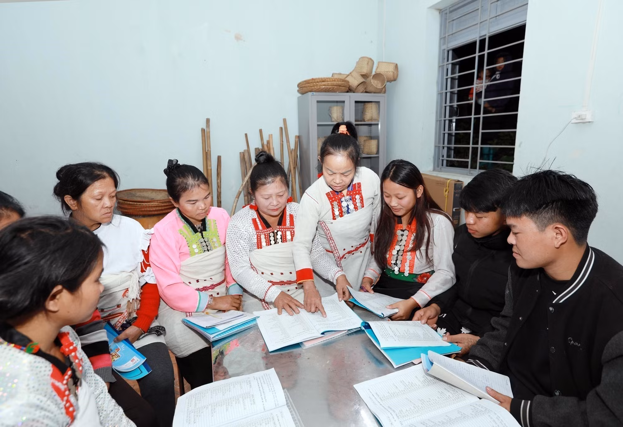 Lớp học tiếng dân tộc Mảng theo hình thức truyền khẩu tại xã biên giới Pa Tần thu hút đông đảo người dân, thanh niên tham gia. Ảnh: Quý Trung/TTXVN