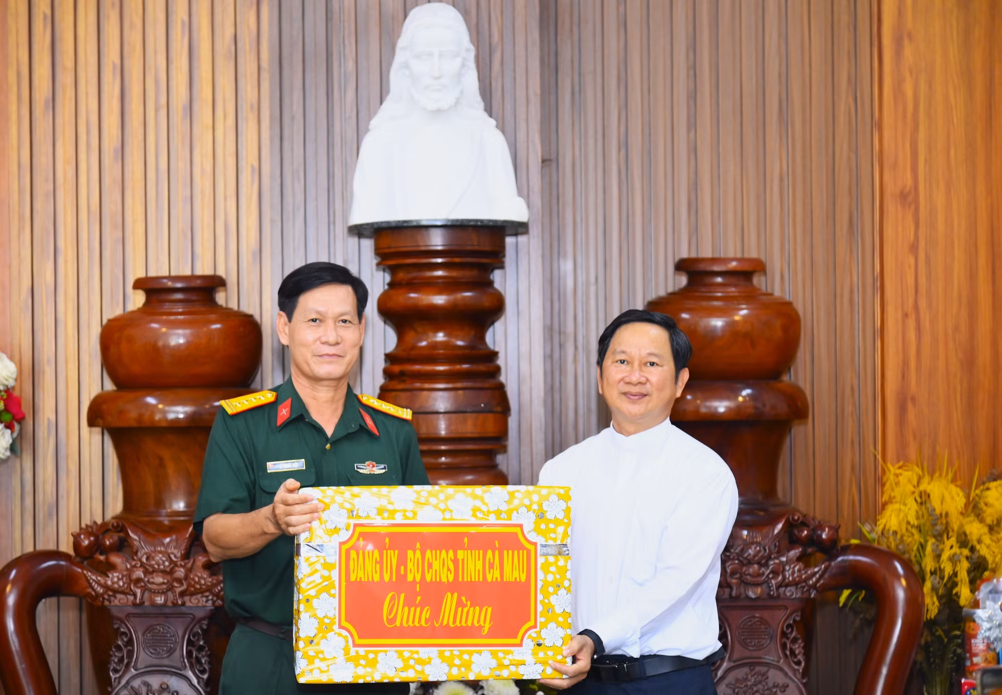 Đại tá Lê Quang Luật, Phó Chính ủy Bộ CHQS tỉnh Cà Mau tặng quà nhân dịp Lễ giáng sinh năm 2025 tại Nhà thờ Tắc Sậy. Ảnh: Chanh Đa/TTXVN