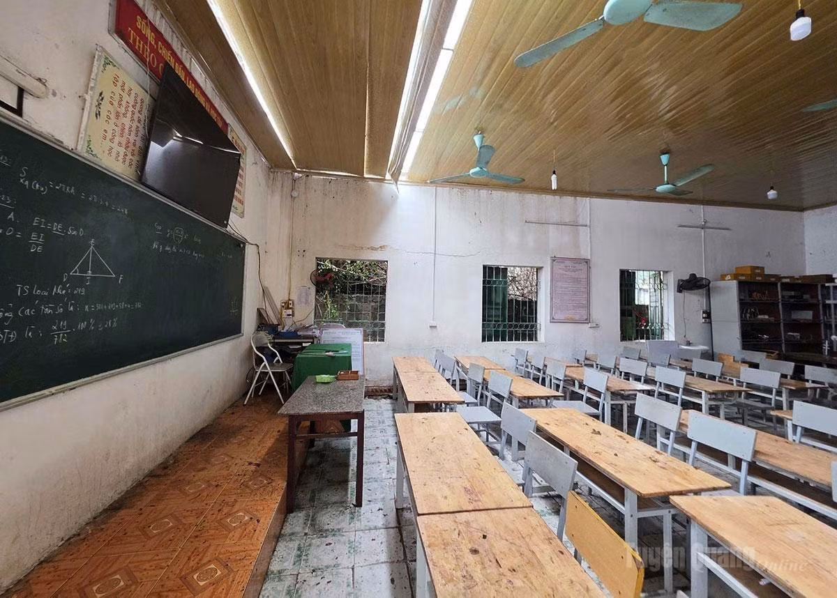 Nhiều phòng học của Trường THCS Mỹ Bằng (phường Mỹ Lâm, tỉnh Tuyên Quang) bị hư hỏng sau dông lốc, học sinh phải tạm nghỉ học để khắc phục hậu quả. Ảnh: TTXVN phát.