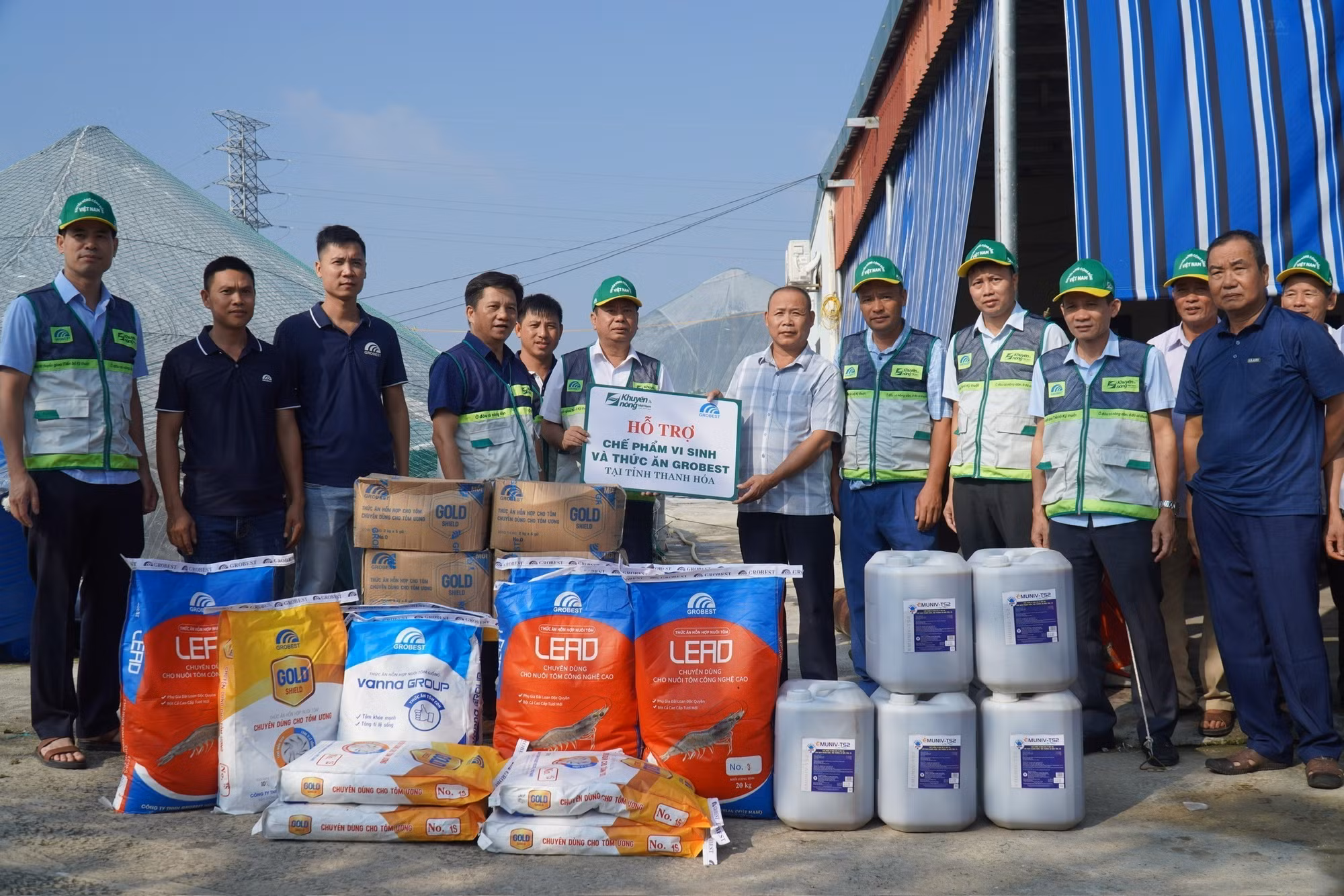 Trung tâm Khuyến nông Quốc gia hỗ trợ bà con nuôi trồng thủy sản xã Hoằng Châu 140 lít chế phẩm sinh học xử lý môi trường nước tại các ao/đầm nuôi.