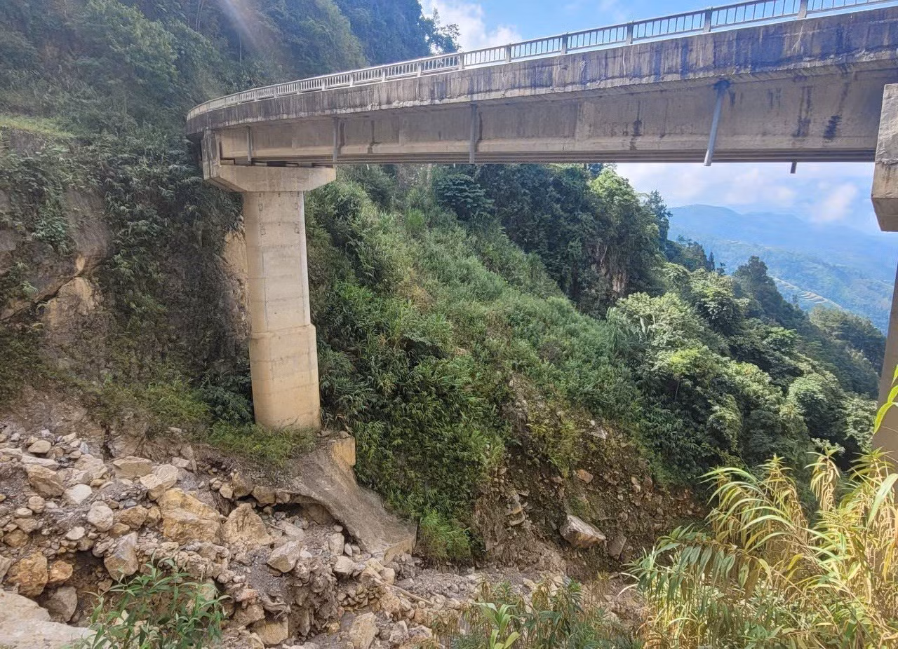 Chân cầu đã bị xói mòn, trơ móng.
