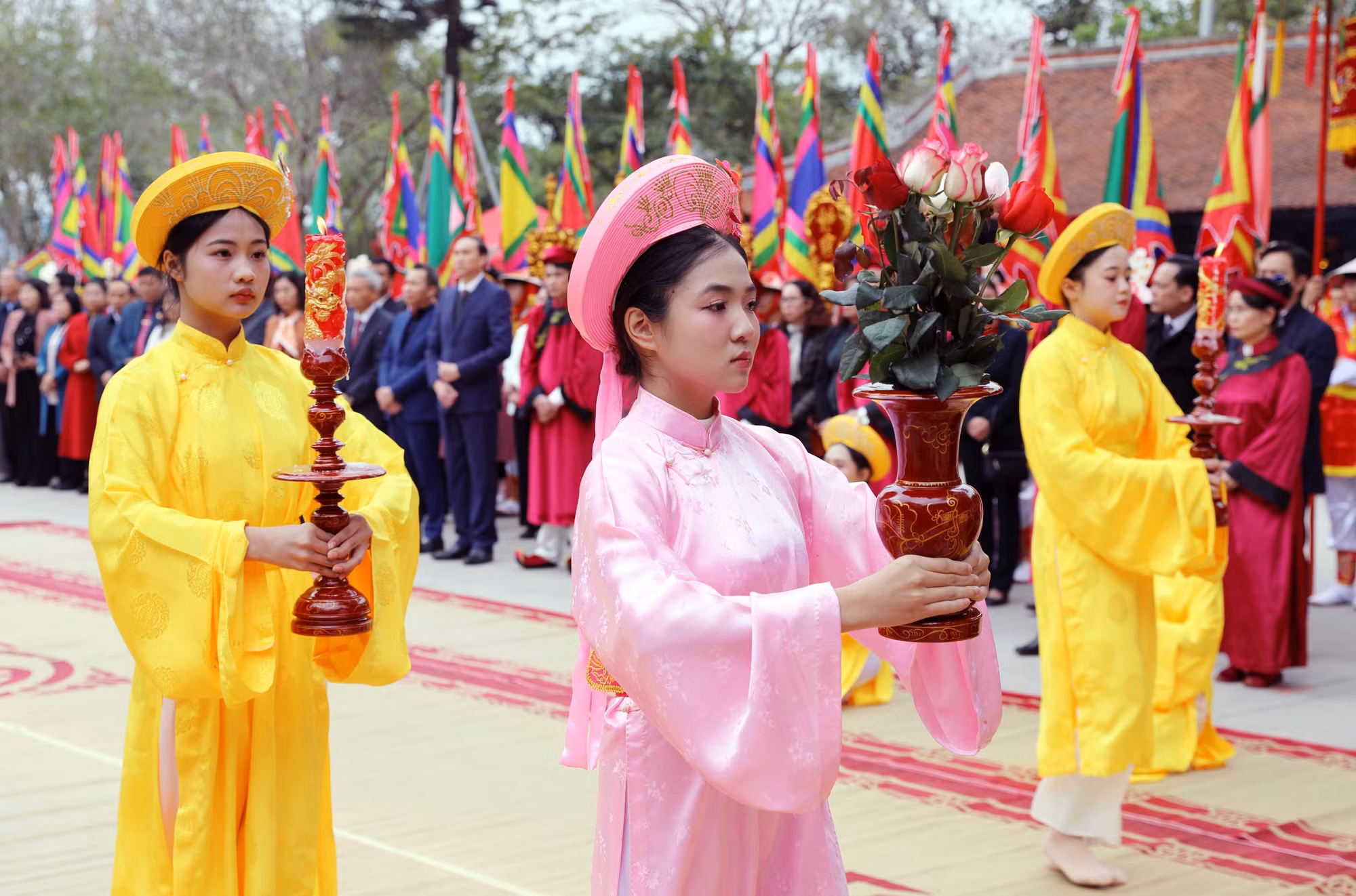 Các nữ quan dâng hương, hoa tưởng nhớ, tri ân công đức Tổ Mẫu Âu Cơ theo nghi thức truyền thống. Ảnh: Tạ Toàn/TTXVN