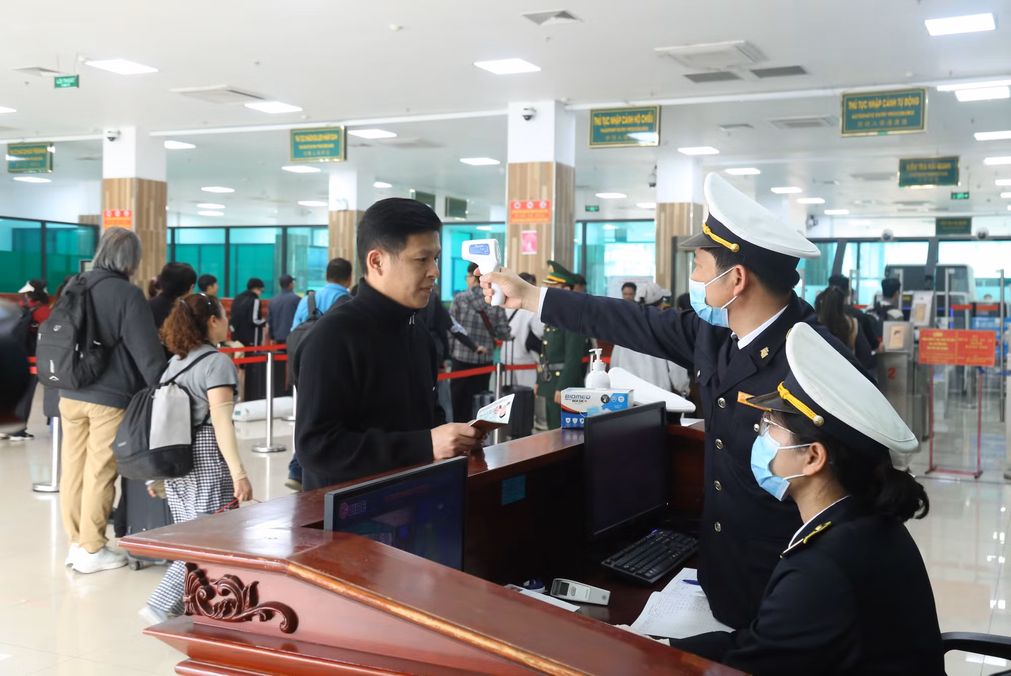 Thực hiện giám sát y tế đối với người dân, khách du lịch.