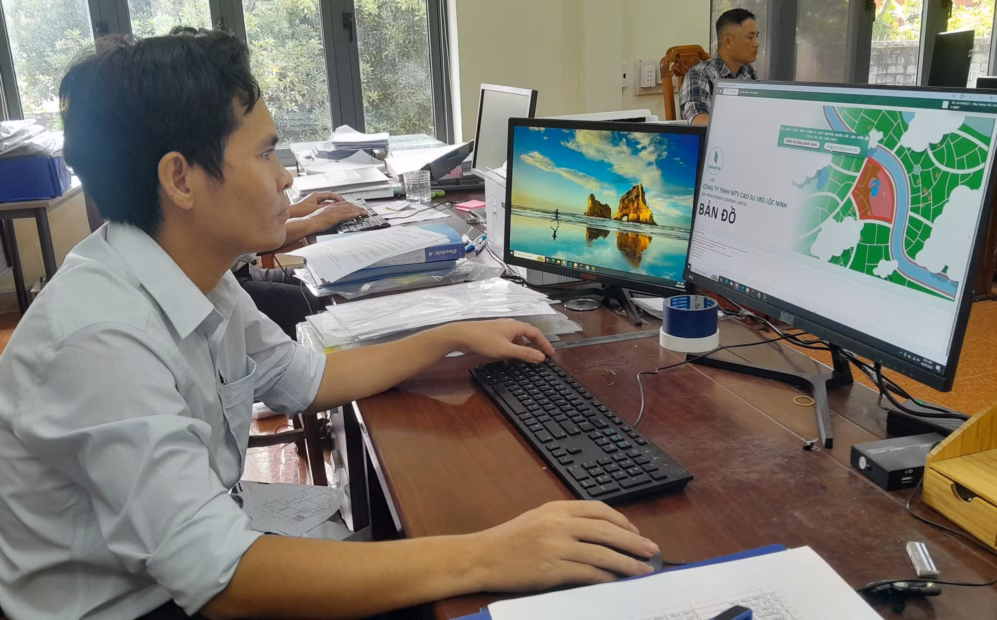 Hoàng Văn Cảnh kiểm tra vườn cây cao su trên bản đồ số.