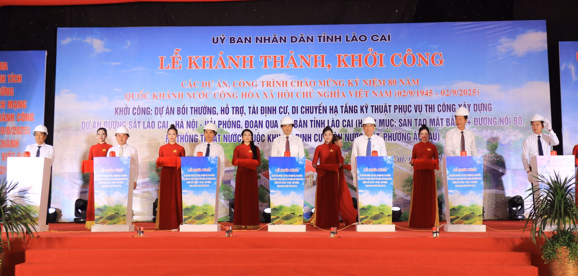 Đại biểu thực hiện nghi thức khởi công dự án tái định cư đường sắt Lào Cai - Hà Nội - Hải Phòng, đoạn qua tỉnh Lào Cai. Ảnh: Đinh Thùy/TTXVN
