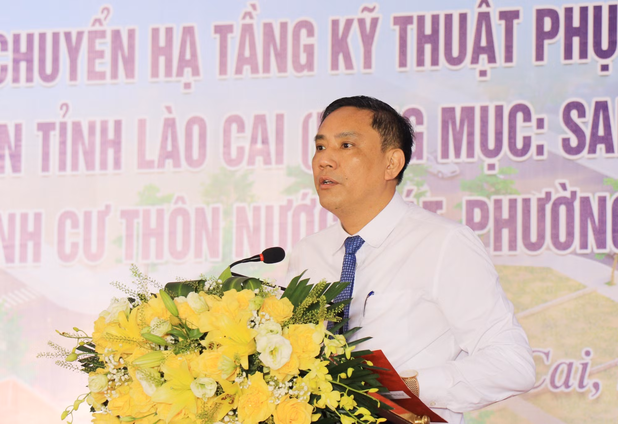 Phó Bí thư Thường trực Tỉnh ủy Hoàng Giang phát biểu tại lễ khởi công dự án tái định cư đường sắt Lào Cai - Hà Nội - Hải Phòng, đoạn qua tỉnh Lào Cai. Ảnh: Đinh Thùy/TTXVN