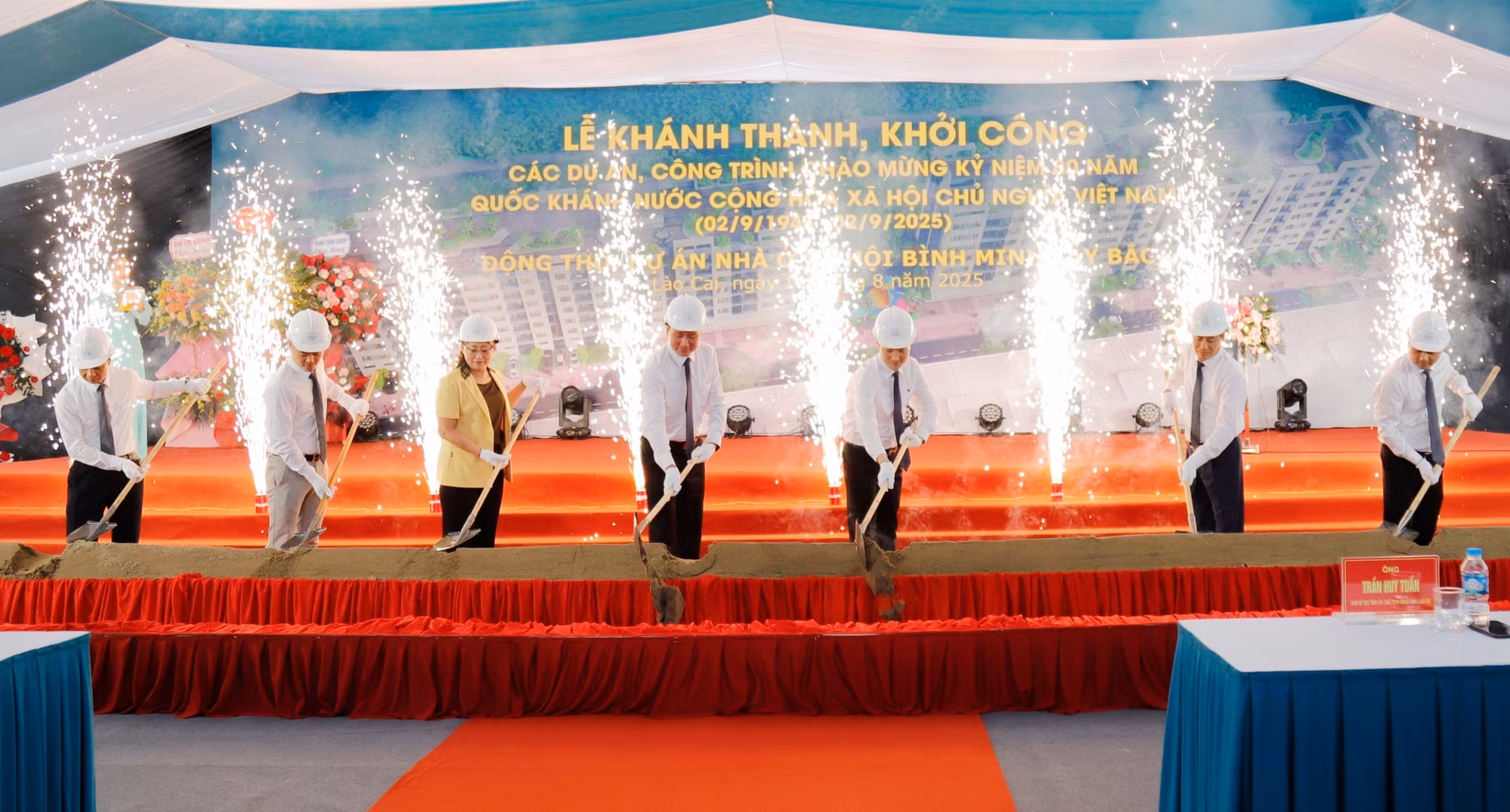 Đại biểu thực hiện nghi thức động thổ Dự án Nhà ở xã hội Bình Minh Tây Bắc. Ảnh: TTXVN phát