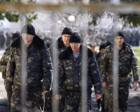 400 lính Ukraine sang Nga lánh nạn ảnh 1