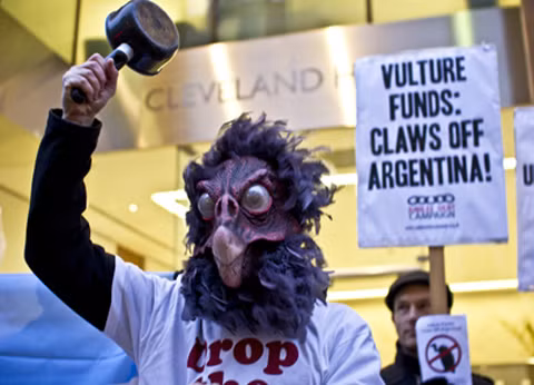 Argentina vật lộn với cuộc chiến chống 'quỹ kền kền' ảnh 1