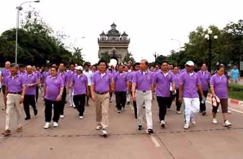 Lào tổ chức đi bộ kỷ niệm 17 năm gia nhập ASEAN ảnh 1