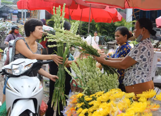 Chợ hoa Quảng Bá tấp nập mùa Vu lan ảnh 2