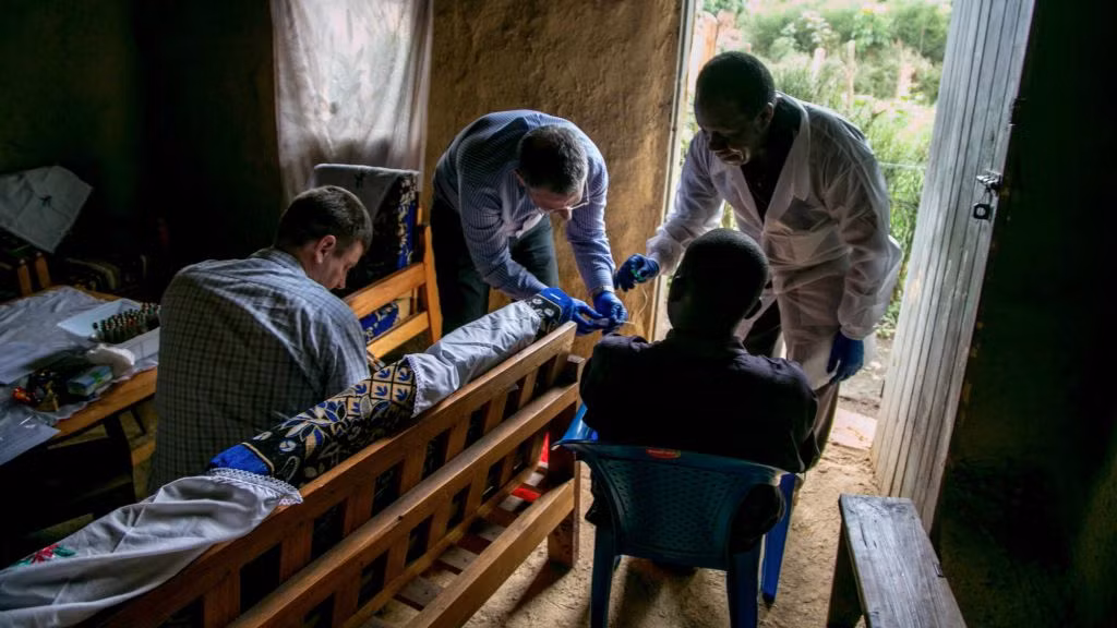 Một bác sỹ Israel đi đầu trong cuộc chiến chống virus Ebola ảnh 2