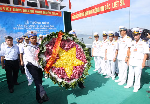 Tưởng niệm các anh hùng, liệt sĩ hy sinh trong chiến thắng trận đầu của Hải quân VN ảnh 1