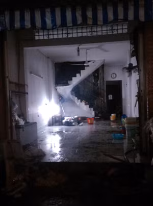 Cháy nhà trong đêm, khu phố hoảng loạn ảnh 2