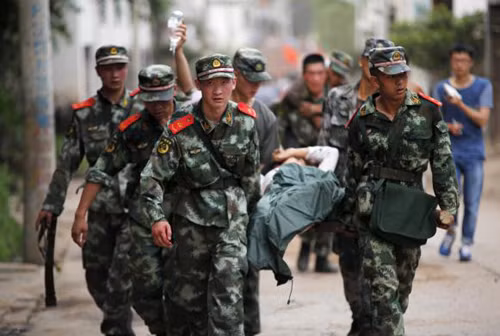 Binh sĩ Trung Quốc khẩn trương cứu nạn nhân động đất ảnh 2