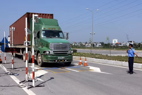 Tăng cường xử lý phương tiện chở quá tải trên đường cao tốc ảnh 1