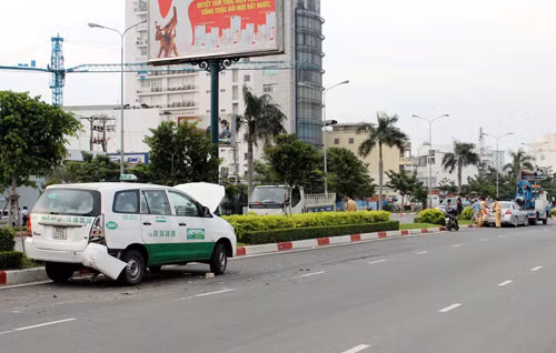 Húc đuôi taxi, ô tô 4 chỗ nát đầu ảnh 1
