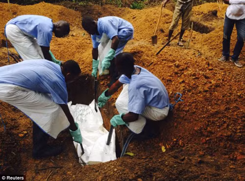 Xác nạn nhân Ebola bị quẳng ra đường ảnh 3