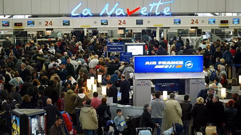 Nhân viên Air France rủ nhau đình công từ tinh mơ ảnh 1
